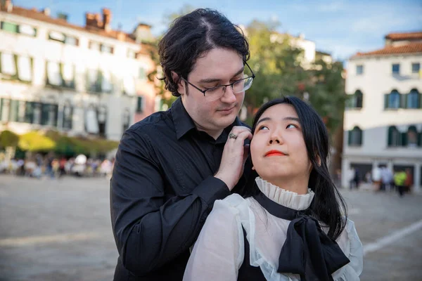 Jovem Casal Multi Étnico Passeando Centro Cidade Abraçar Olhar Amorosamente — Fotografia de Stock