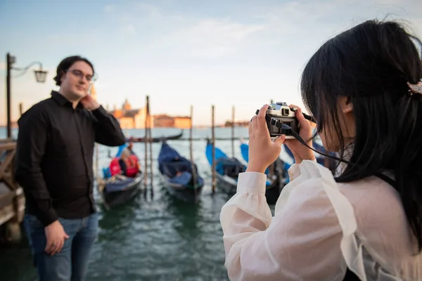 Kız Arkadaşı Sevgilisinin Venedik Tatildeyken Fotoğrafını Çekiyor Aşk Şehrini Ziyaret — Stok fotoğraf