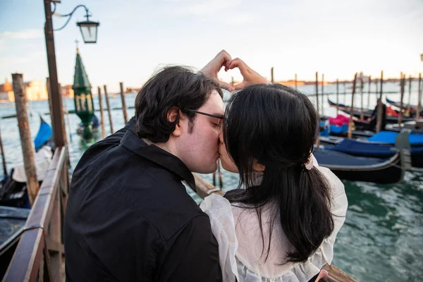 夕阳西下的时候 一对恋人在威尼斯接吻 他们用双手做了一个心形 这是一个浪漫的时刻 — 图库照片