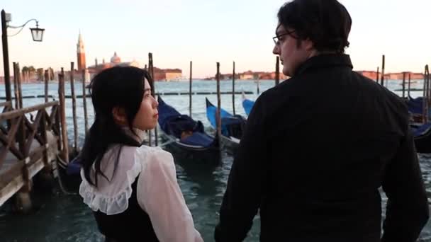Pár Szerelmes Csók Velencében Naplemente Előtt Gondolák — Stock videók