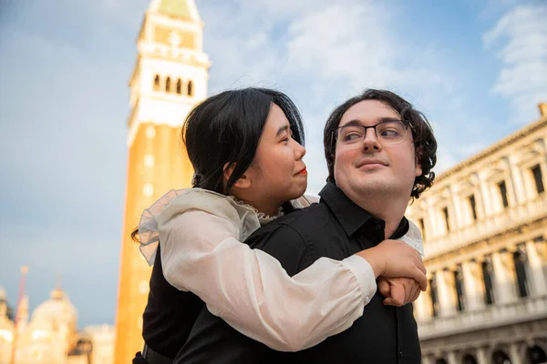 Menina Nas Costas Seu Amante Eles Gostam Andar Por Veneza — Fotografia de Stock