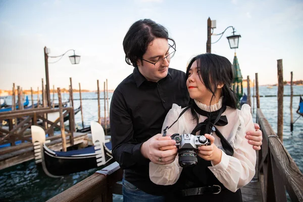 在威尼斯度假的情侣挤在一起 凝视着对方的眼睛 拿着相机 — 图库照片