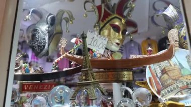 Venedik 'in hatıra eşyaları ve tipik maskeleri olan bir dükkan..
