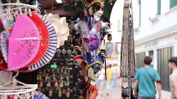 Close Van Venetiaanse Maskers Getoond Een Etalage Venetië — Stockvideo