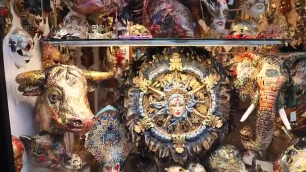 Máscaras Típicas Venezianas Exibidas Uma Vitrine Cidade Veneza — Vídeo de Stock