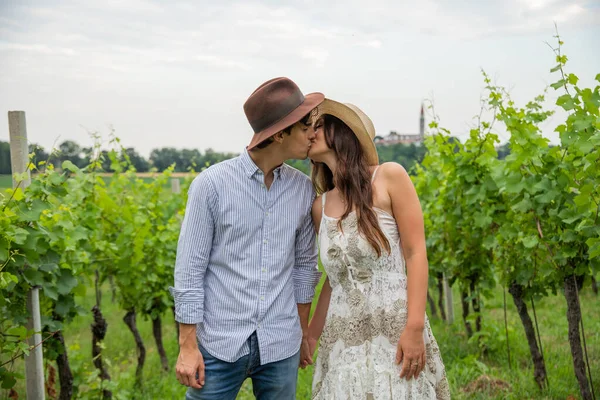 Молодая Пара Время Романтической Прогулки Винограднике Остановиться Поцеловать Друг Друга — стоковое фото