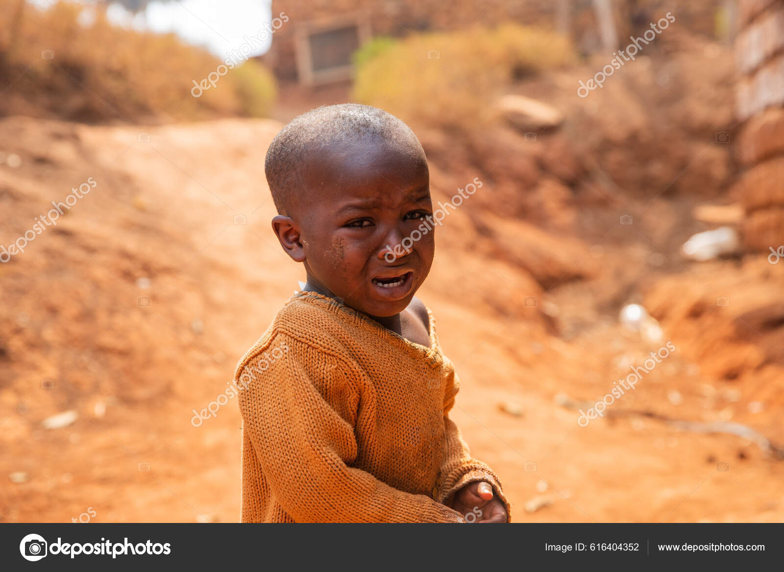 Ritratto Povero Bambino Africano Che Piange Nel Villaggio Indossa Vestiti —  Foto stock di © Media Lens King #616404352, image size:1600x1167