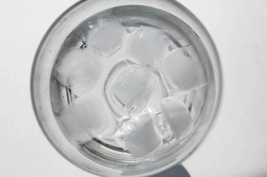 Soğuk su ve buz küplü cam, üst manzara.