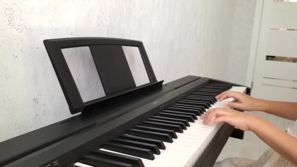 Elektronik piyano çalan küçük kız. — Stok video