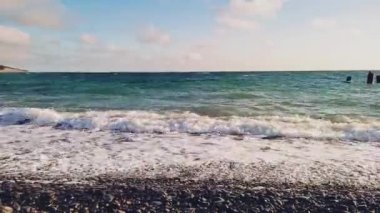 Denizde fırtına, çakıl taşlı sahilde yüksek dalgalar