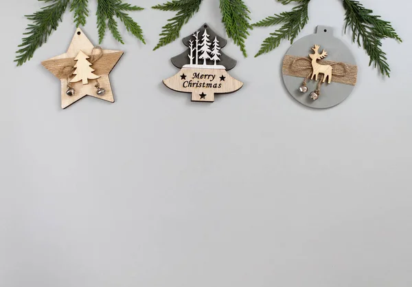 Decorações de Natal de madeira no fundo cinza, vista superior, espaço de cópia — Fotografia de Stock