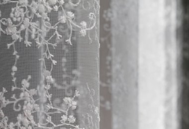 Pencerenin yakınındaki şeffaf bir perdenin bulanık görüntüsü