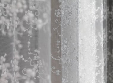 Pencerenin önündeki şeffaf perdenin bulanık görüntüsü. Arkaplana odaklan