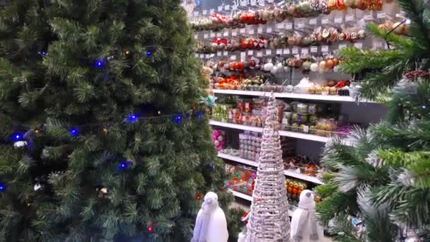 Árbol de Navidad y bienes para las vacaciones en la tienda — Vídeos de Stock