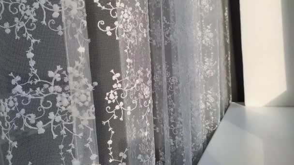 Hermosa cortina de tul se balancea del viento — Vídeos de Stock