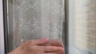 Pencereyi temizleyen kız