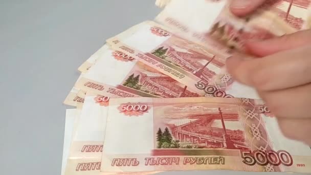 모녀 손은 5 천 달러 지폐로 간주 된다. — 비디오
