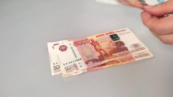 한 여자가 자기 봉급을 계산 한다. 손을 클로즈업하는건 러시아 돈이야. — 비디오