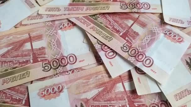 Långsam rörelse av kameran runt en hög med pengar fem tusen rubel — Stockvideo
