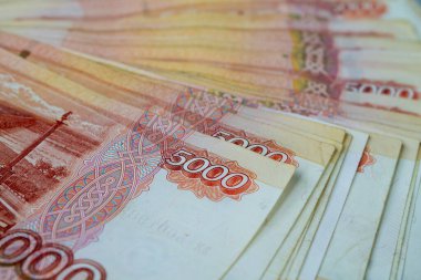 Rus parası banknotları rubleliyor, bir yığın Rus rublesi. Beş bininci fatura. Yakın plan.