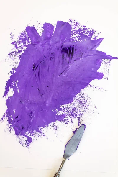 Абстрактний малюнок з акриловими фарбами і мастифіном в модному кольорі дуже пурпуровий . — стокове фото