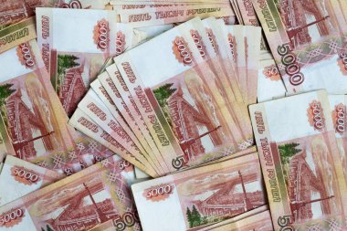 Rus parası banknotları rubleliyor. Beş bin banknot.