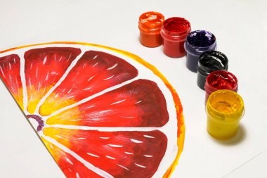 Greyfurt, beyaz bir çarşafa boyanmış. Kırmızı portakallı meyveyi yakın plan çekimde çiziyorum.