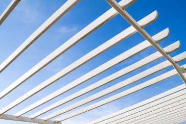 Tahta kirişlerin arasından gökyüzünün fotoğrafı. Çizgili gökyüzü