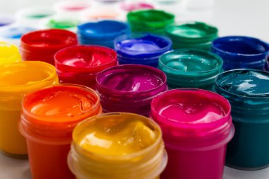 Seçici odak kavanozlarını farklı renklerde yakın plan çekimle aç. Hobi - resim.