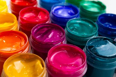 Seçici odak kavanozlarını farklı renklerde yakın plan çekimle aç. Hobi - resim.