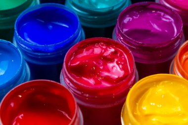 Seçici odak kavanozlarını farklı renklerde yakın plan çekimle aç. Hobi - resim.