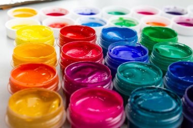 Gri bir arka planda, farklı renkte gagalı kavanozları yakın plan aç. Hobi - resim.