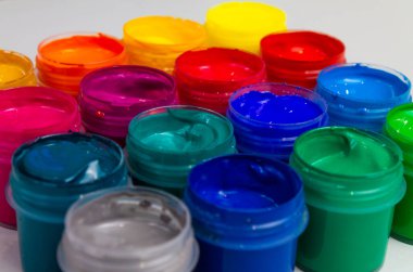 Seçici odak kavanozlarını farklı renklerde yakın plan çekimle aç. Hobi - resim.