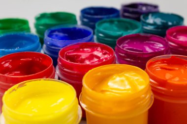 Seçici odak kavanozlarını farklı renklerde yakın plan çekimle aç. Hobi - resim.