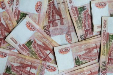 Rus parası banknotları rubleliyor. Beş bin banknot.