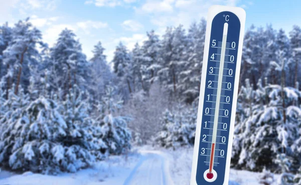 Minsta Vintertemperatur Termometer Visar Den Låga Temperaturen Mot Bakgrund Den — Stockfoto