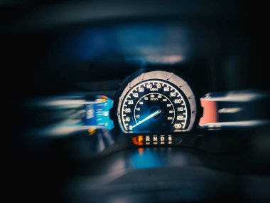 Arabanın içindeki gösterge paneli hız göstergesi. Modern araba iç görünümü hareket bulanıklığı efektli torpido gözünde kapat.