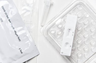 COVID-19 Omicron Kendini Test Etme Negatif Sonuçlu Hızlı Antijen Ekspres Testi