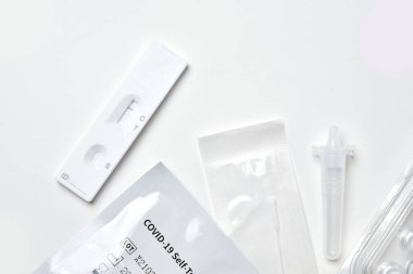 Ekspres Test Kapsülü 19 beyaz arkaplan üzerinde negatif