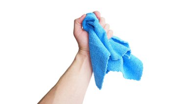 Beyaz arka planda mikrofiber bir peçete tutan bir adam var.