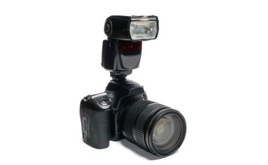 DSLR dijital kamerası beyaz arkaplanda izole edilmiş flaş ışığı ile