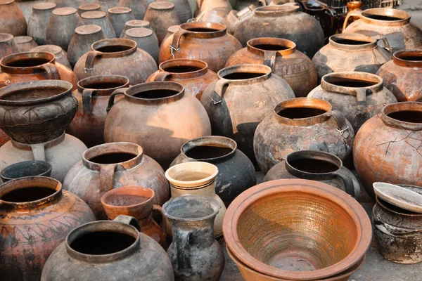 Geleneksel kil kaplar. Eski geleneksel çömlekçilik. Ukrayna kültürünün antik çömlekleri.