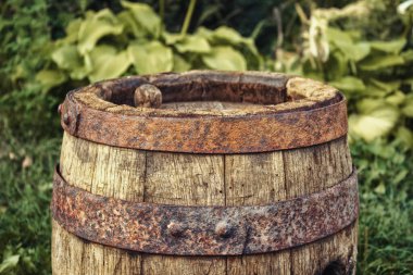 Dışarıda paslı halkaları olan tahta bira barikatı.