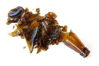 Kırık cam şişe beyaz arka planda. Skandal üstüne şişe kırılması.