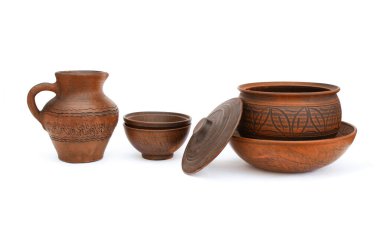 Beyaz arkaplanda mutfak gereçleri, toprak eşyalar, vintage kil çatallar..