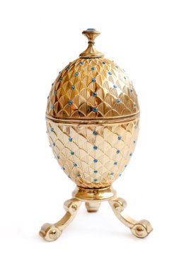Lüks eşyalar, değerli mücevherler, altın Faberge yumurtaları. Mücevherler için dekoratif paskalya yumurtası. Beyaz arkaplanda yumurta izole