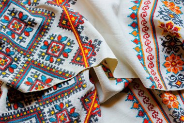 Ulusal el yapımı nakış desenli Ukrayna tuvalleri