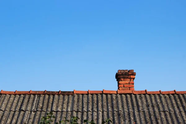 Çatıda Mavi Gökyüzüne Karşı Tuğla Baca — Stok fotoğraf