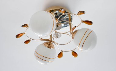 Oturma odasında beyaz cam küreli avize.