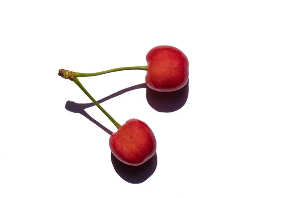 Dos Cerezas Rojas Sobre Fondo Blanco —  Fotos de Stock